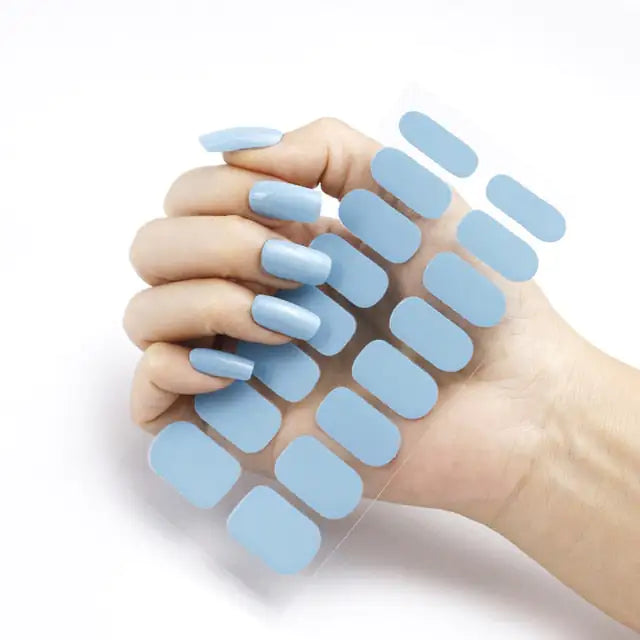 Arte de uñas en color azul bebé