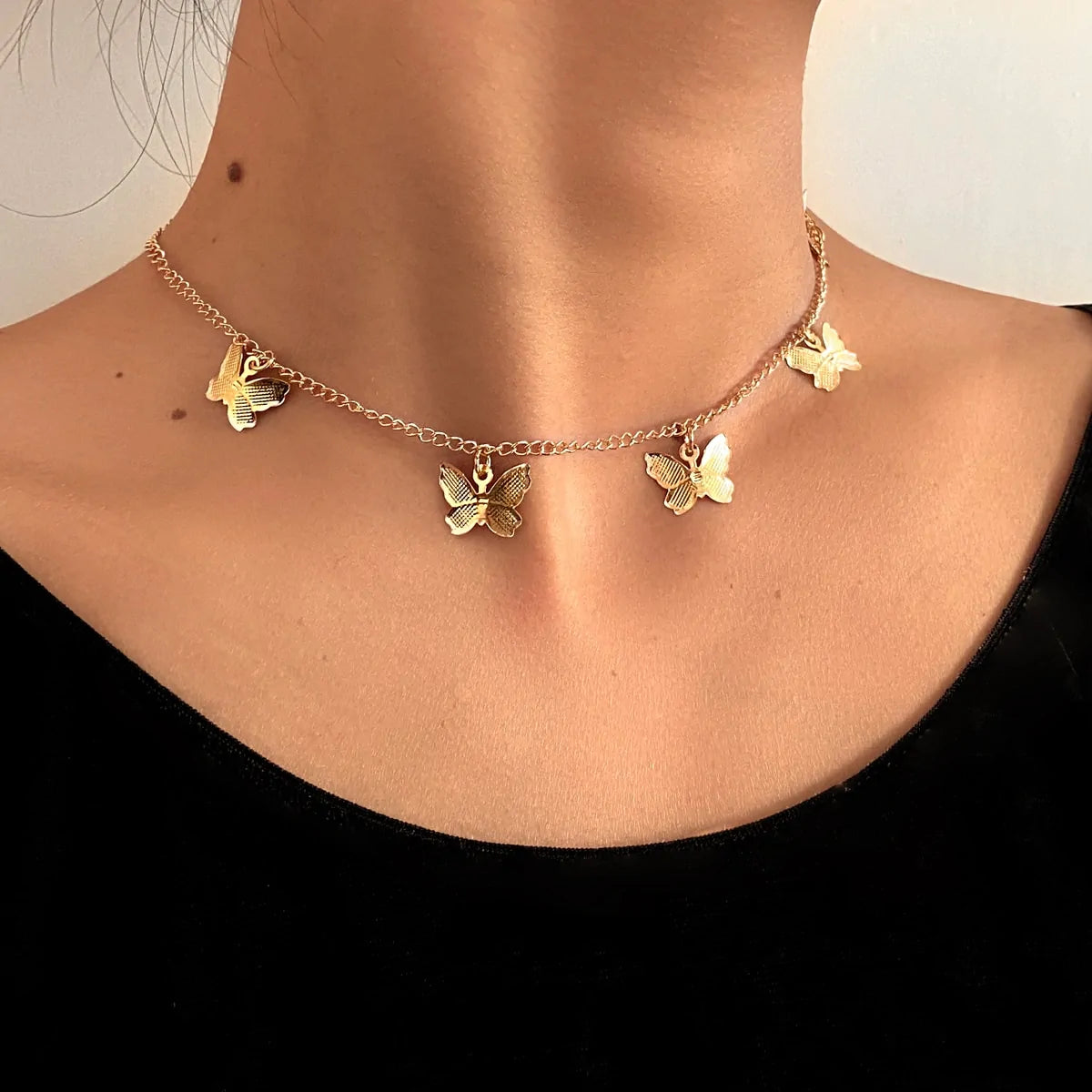 Gargantilla con colgante de mariposa y cadena de oro: joyería de playa bohemia