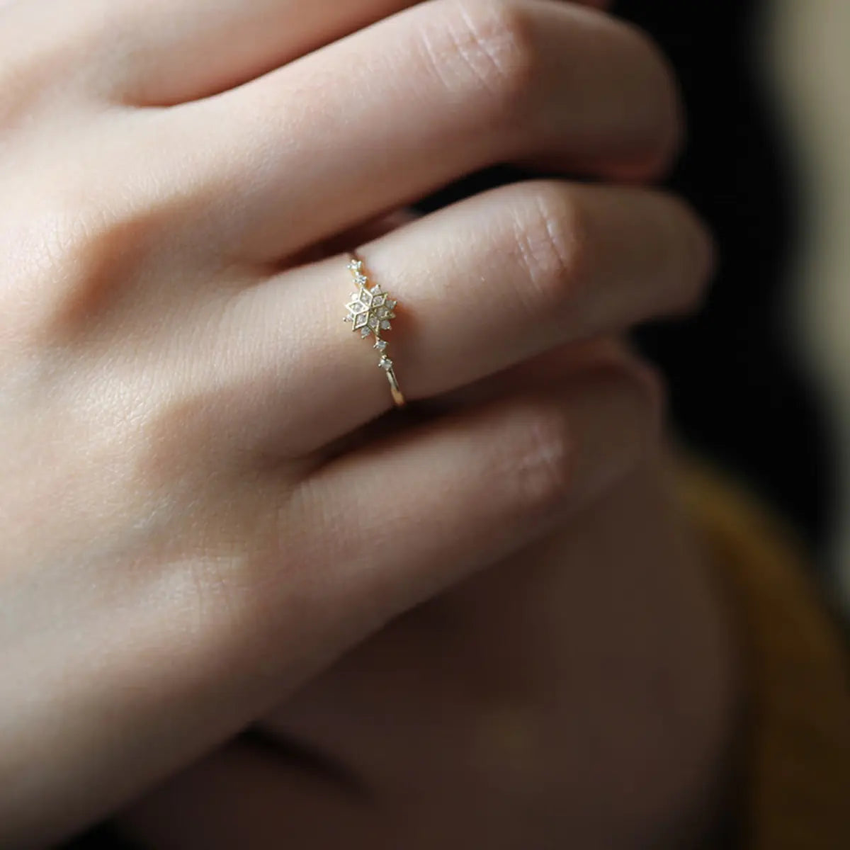 Anillo de diamantes y circonitas en oro y plata de 10 quilates